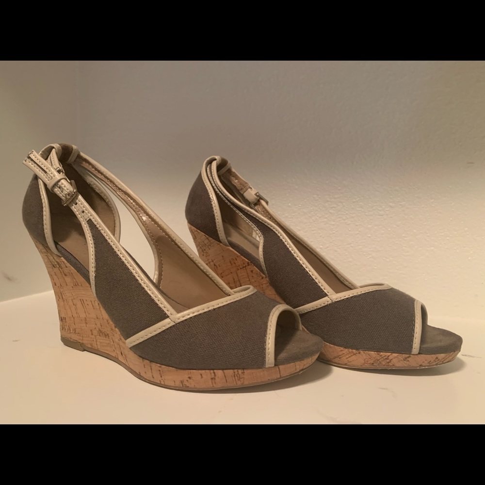 Ann Taylor wedge 5.5